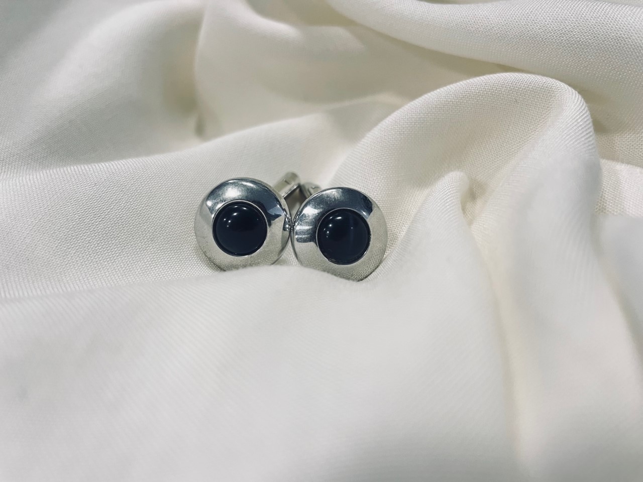 MANIKET ME LIGO MAVRO